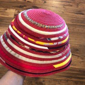 Colorful reddish bucket hat